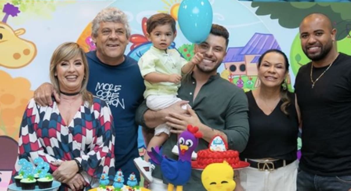 Ruth Moreira, mãe de Marília Mendonça e família com o pequeno Léo (Foto: Reprodução/ Instagram) Ruth Moreira, mãe de Marília Mendonça e família com o pequeno Léo (Foto: Reprodução/ Instagram)