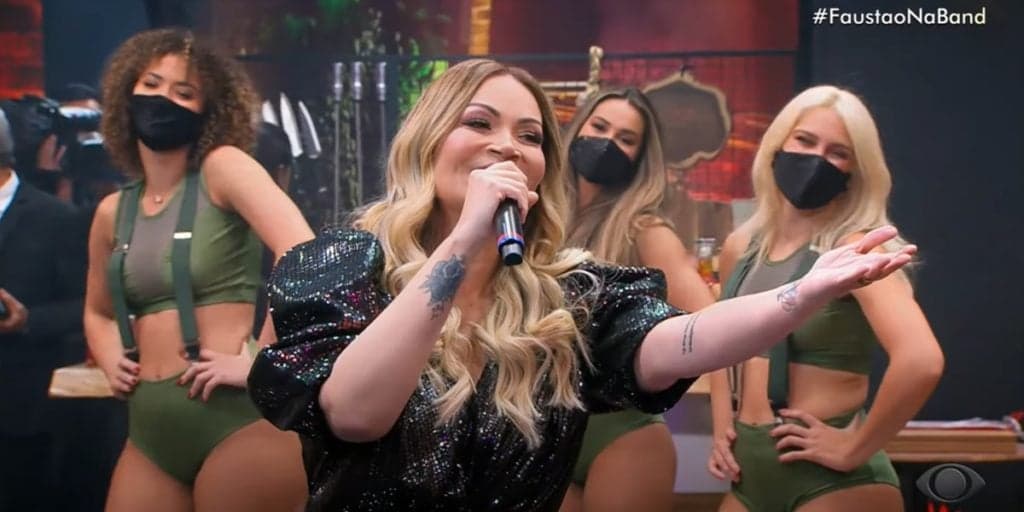 No palco do Faustão, Solange Almeida manda recado na lata para Xand Avião: “Só mata quem toma”