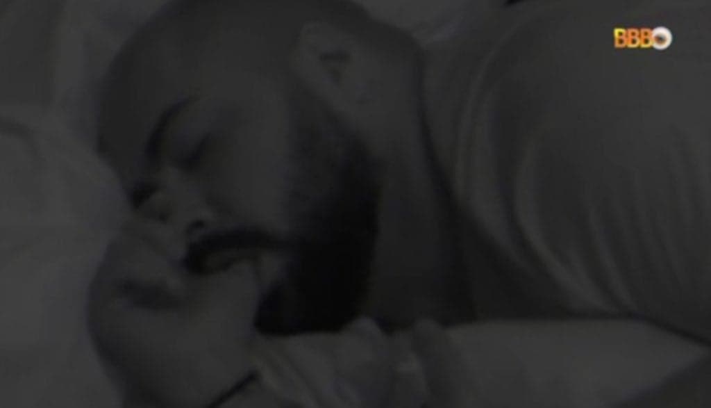 BBB22: Tiago Abravanel é flagrado chupando dedo polegar enquanto dorme e internautas surtam: "Dar close"