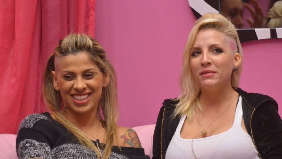 Clara e Vanessa causaram polêmica no BBB14 (Foto: Reprodução / Internet) Clara e Vanessa causaram polêmica no BBB14 (Foto: Reprodução / Internet)