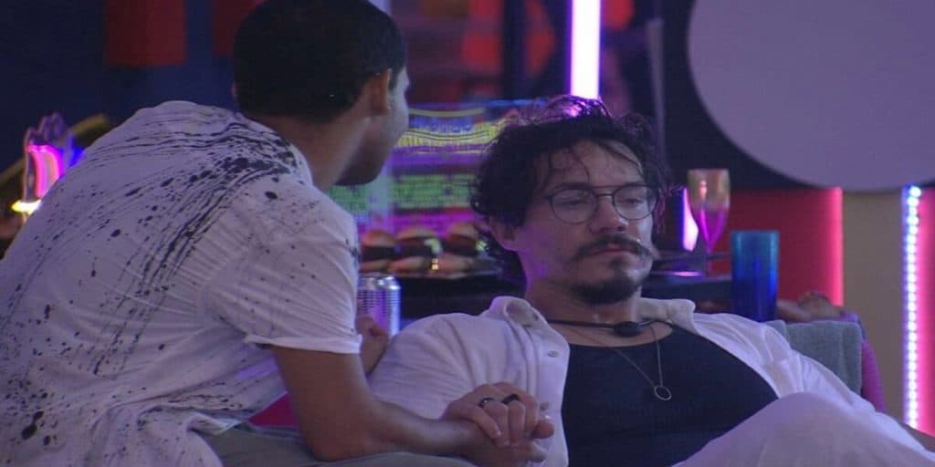 BBB22: Eliezer mostra membro para Vyni e vão para debaixo do edredom