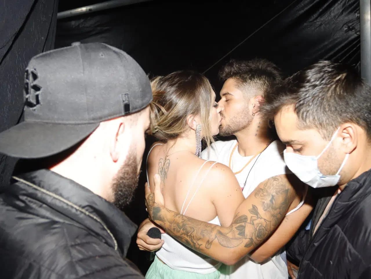Virgínia Fonseca aos beijos com Zé Felipe nos bastidores de show (Foto: Reprodução)