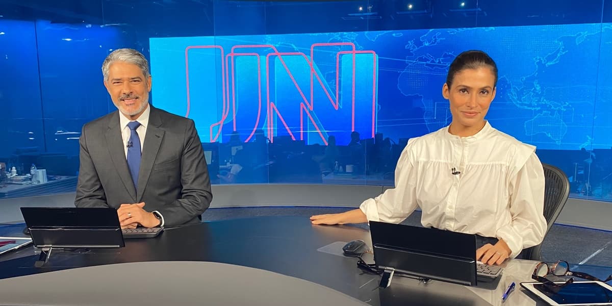 William Bonner e Renata Vasconcellos na bancada do JN, da Globo (Foto: Reprodução / TV Globo) William Bonner e Renata Vasconcellos na bancada do JN, da Globo (Foto: Reprodução / TV Globo)
