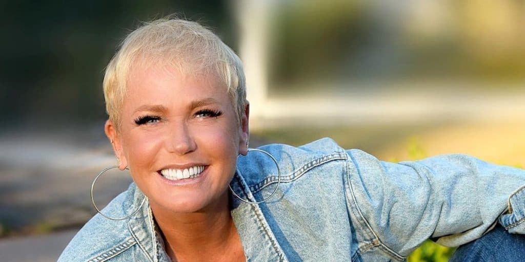 Xuxa é flagrada descalça em concessionária ao lado do marido; ela se prepara para curtir Carnaval fora de época