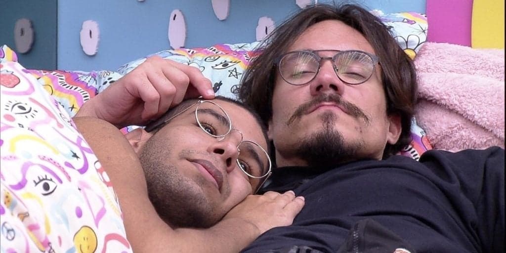 Vyni força a barra com Eliezer no BBB22, pede para dormir de conchinha e implora carinho: "Desce a mão"