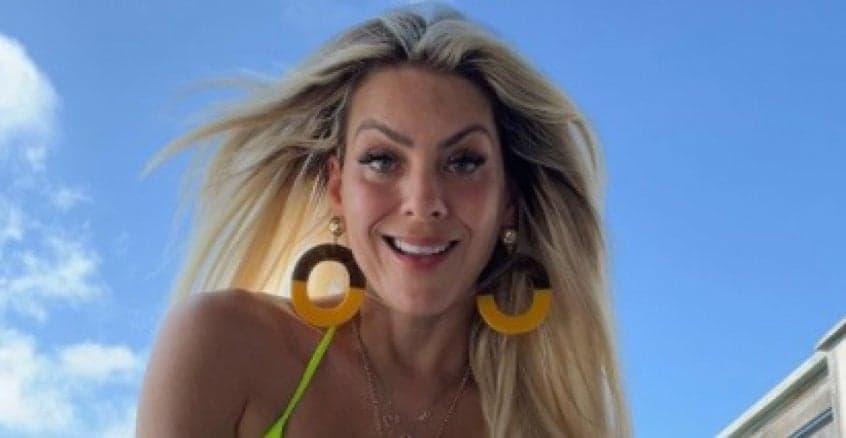 Renata Fan treina pesado e volumão do decote ousado acaba aparecendo na câmera: "Apago ou não?"