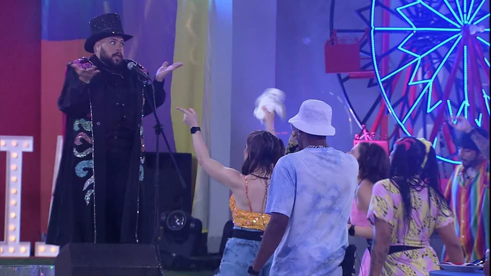 BBB22: Boninho se irrita com Tiago Abravanel, tira brother do palco e dá aviso no meio da festa