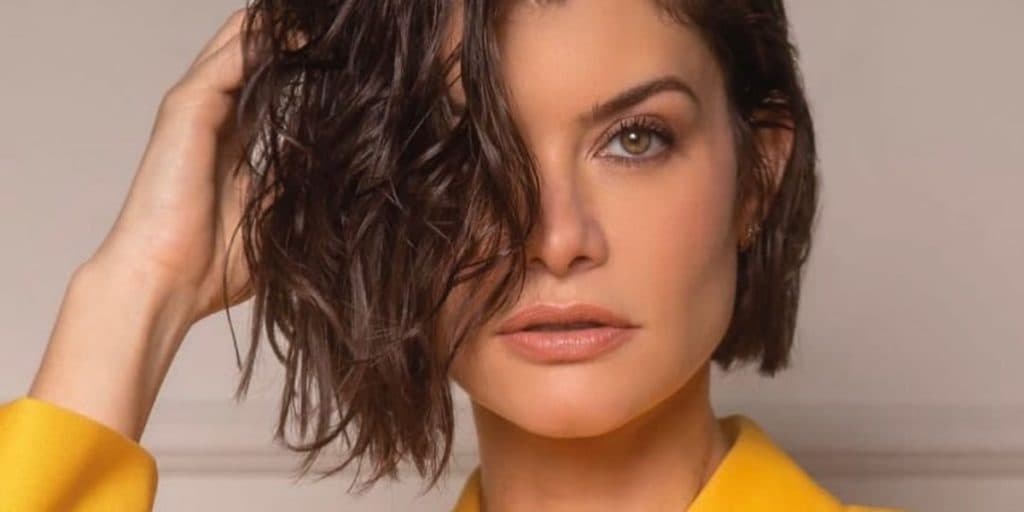 Alinne Moraes surge sem sutiã, coloca a mão no peito e parte íntima pula para fora: "Dá pra ver tudo"