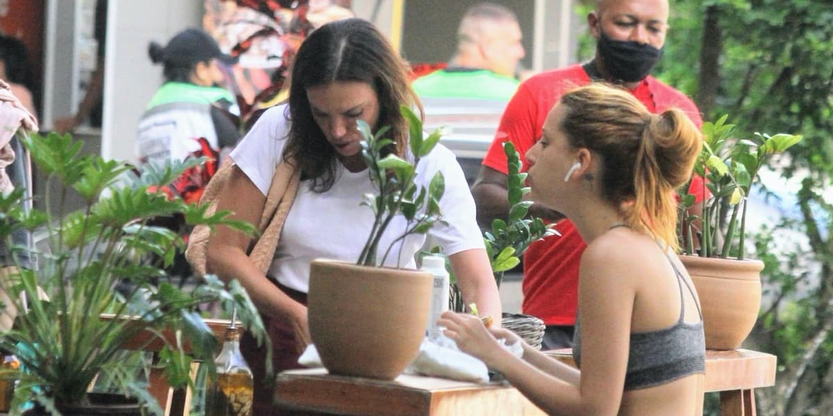 Ana Paula Araújo é flagrada em restaurante (Foto: Fotos Dan Delmiro)