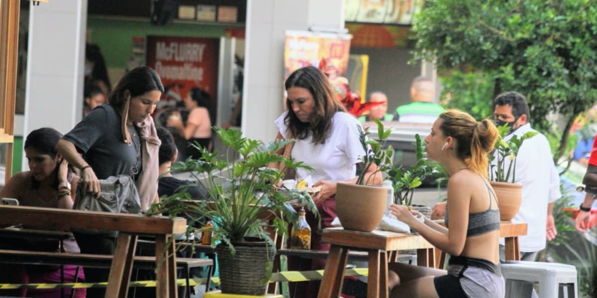 Ana Paula Araújo é flagrada em restaurante (Foto: Fotos Dan Delmiro)
