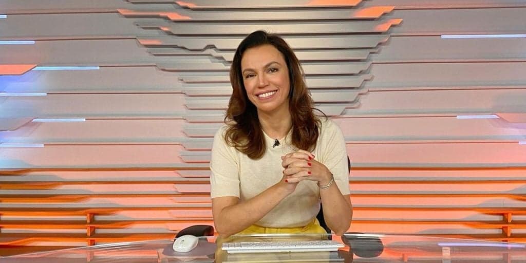 Após assumir com quem está, Ana Paula Araújo surge com noiva e declara amor: "Casamento"