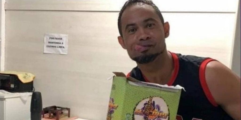 Goleiro Bruno sai de prisão e vira vendedor de açaí