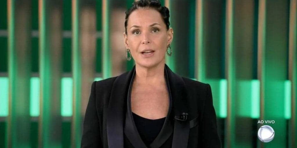 Carolina Ferraz entra no ar às pressas no "Domingo Espetacular" e anuncia drama de famoso: "Condenado''