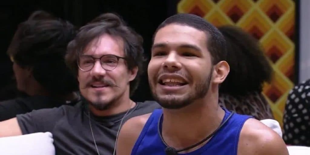 BBB 22: Eliezer depila o ânus, mostra demais para Vyni e brother expõe para casa: “Tu abriu”