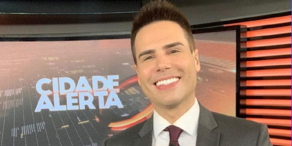 Luiz Bacci surgiu no avião de volta ao país e confirmou o fim das férias