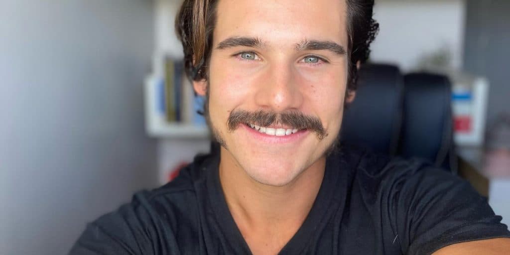 Nicolas Prattes  compartilha clique ousados nas redes sociais