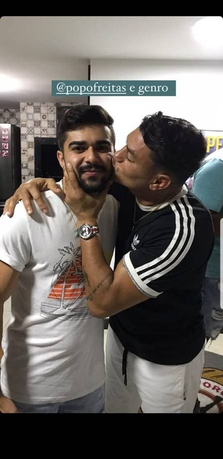 Popó dando beijo em seu genro (Imagem: Reprodução)
