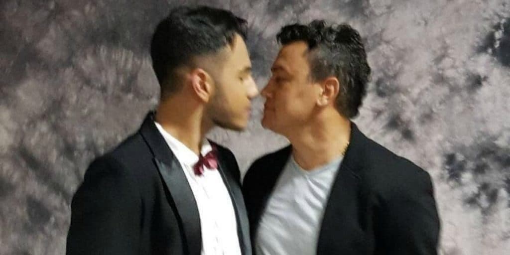 Popó posta foto beijando namorado do filho