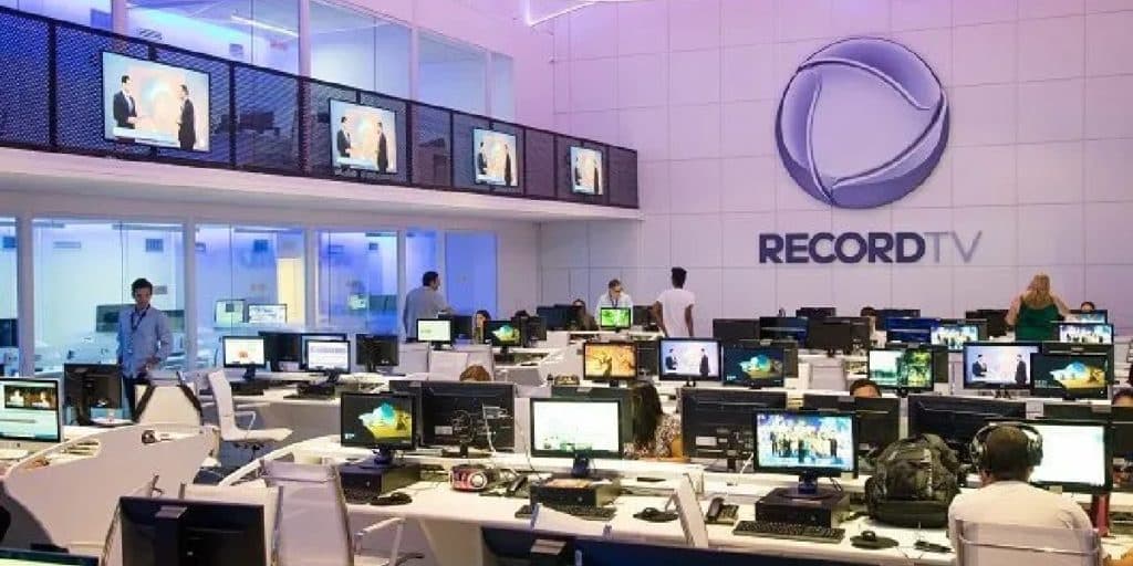 Record vive escândalo, dá bronca em diretor por promover esposa a apresentadora e chefia intervém