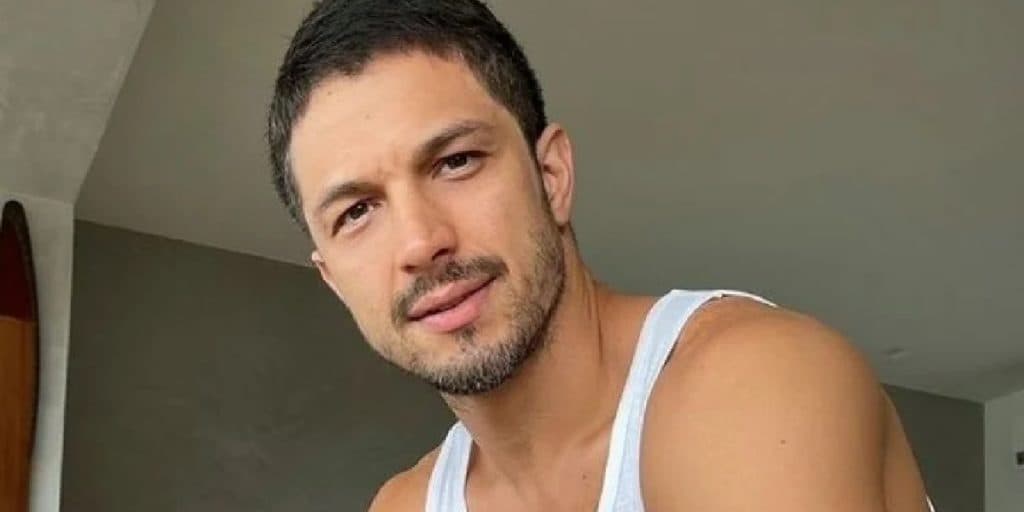 Galã da Globo, Rômulo Estrela dá basta, sai da escuridão e assume de uma vez com quem é casado