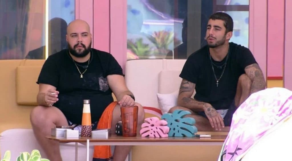 Tiago Abravanel faz greve de silêncio no BBB22, para de falar e produção dá esporro e o pune