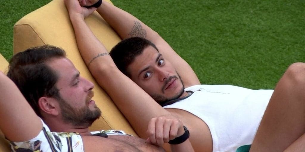 BBB22: Em tom de desabafo, Arthur Aguiar conversa com Gustavo: "Não pode falar de jogo"