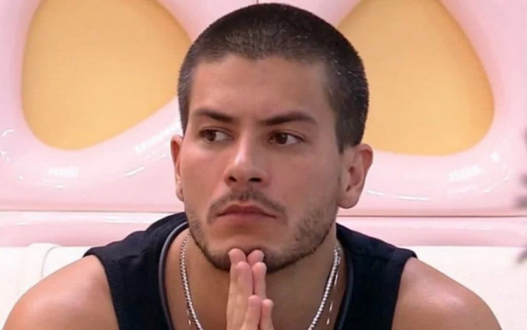 BBB22: Arthur Aguiar deixa máscara cair e ameaça Jessilane: "Sou eu ou você"