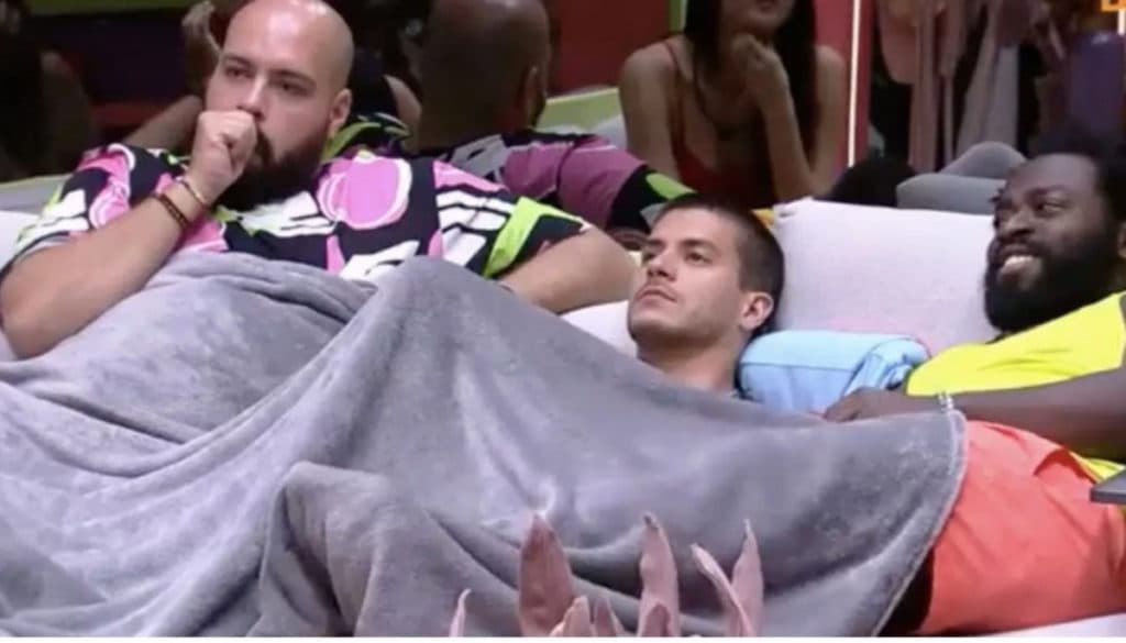 BBB22: Arthur Aguiar dá desculpa esfarrapada e tenta explicar chifres; veja