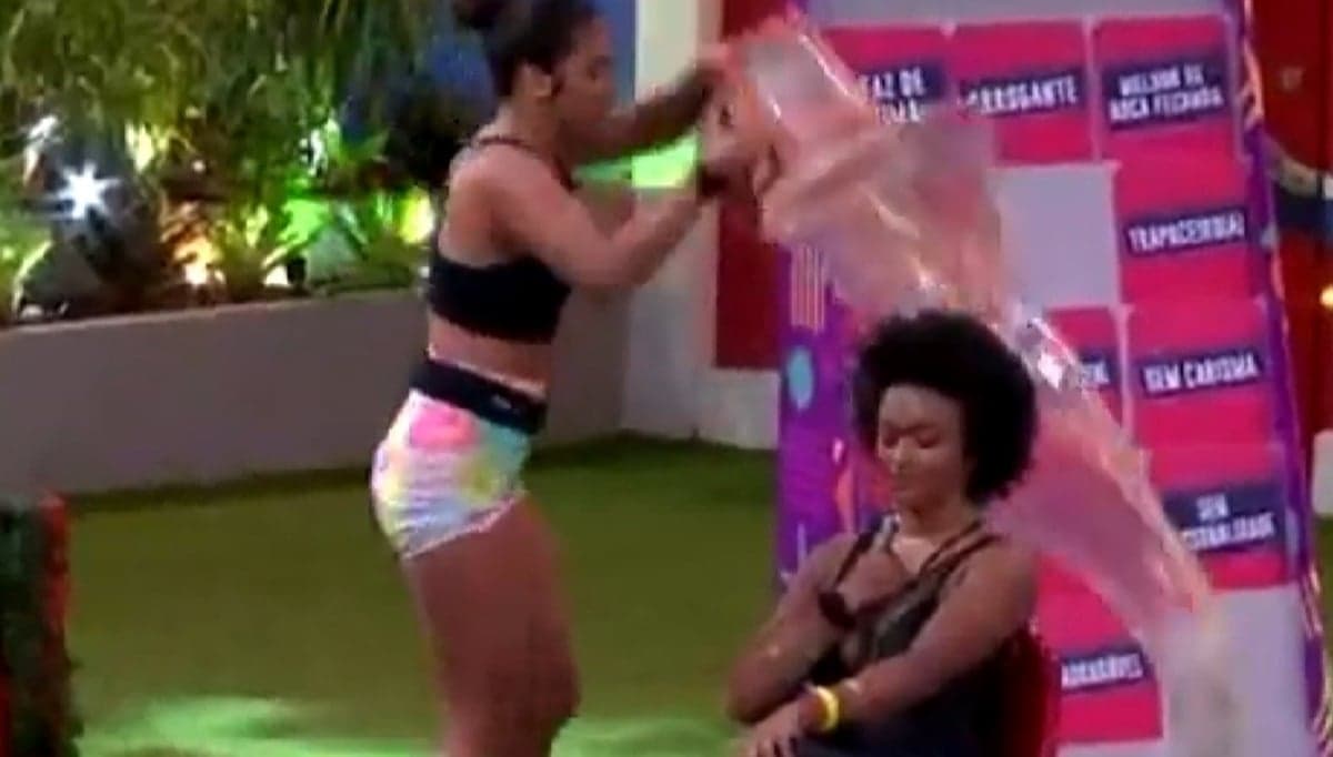 BBB22: Após bater com o balde na cabeça de Natália, Maria é expulsa (Foto: Reprodução)