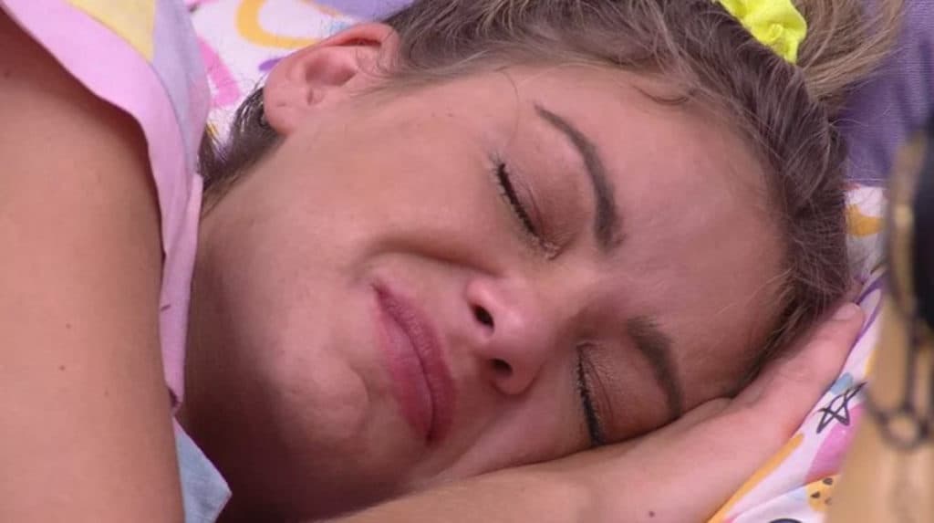 BBB22: Bárbara se desespera, teme 'cancelamento' e tenta aliança com Natália: "Não sou racista"