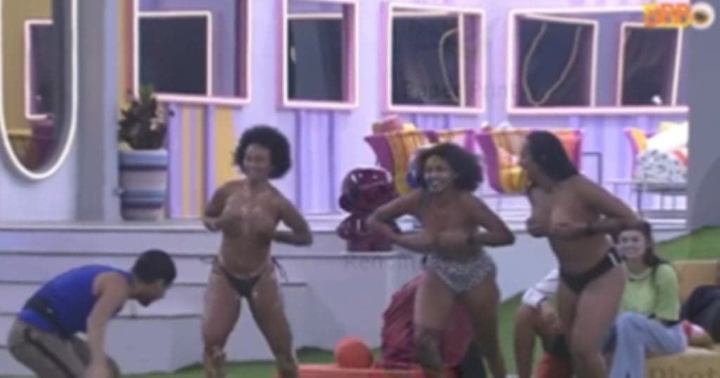 Jessilane, Natália e Linna pagam promessa e pulam nuas na piscina do BBB 22 após eliminação de Rodrigo