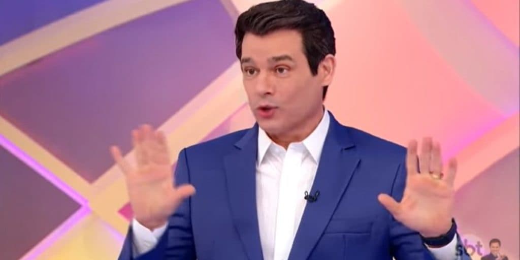 Celso Portiolli comemora liderança de audiência no palco e fica preso em armadilha no ar: "Acabou"