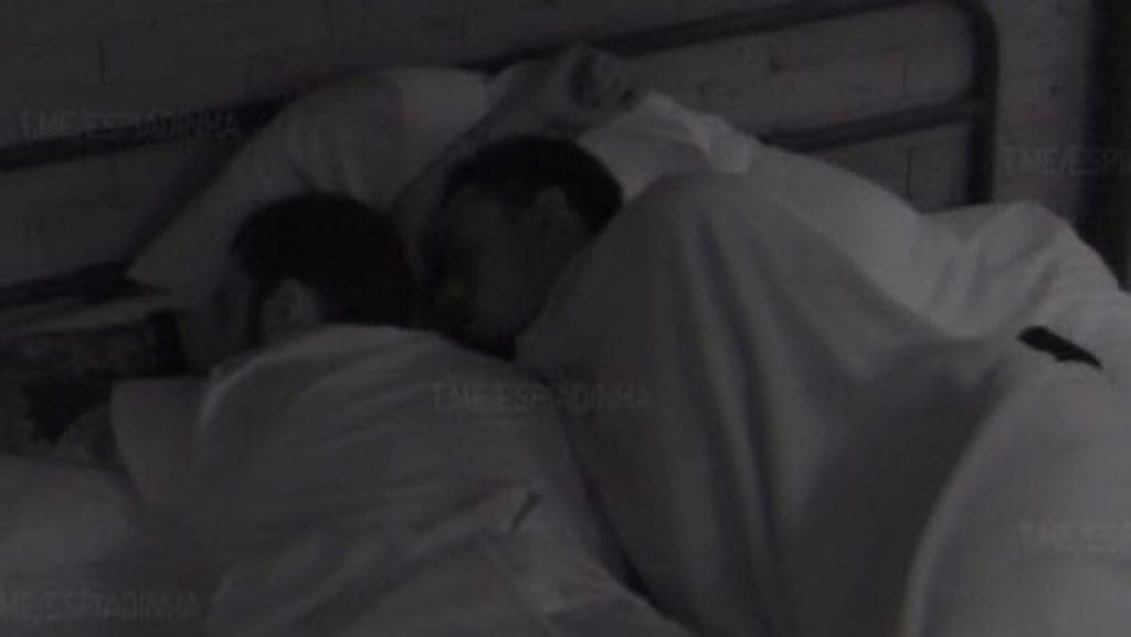 BBB22: Após passar a noite com Jade Picon, Paulo André dorme de conchinha com Pedro Scooby e a internet vai à loucura