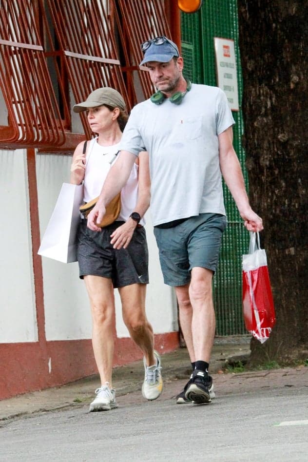Debora Bloch faz raríssima aparição com o marido (Foto: AgNews)