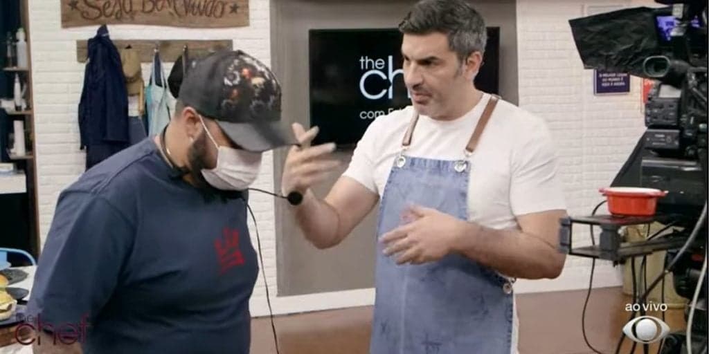 Edu Guedes quebra protocolos na Band, vai para trás das câmeras e tira sarro de funcionário no ar
