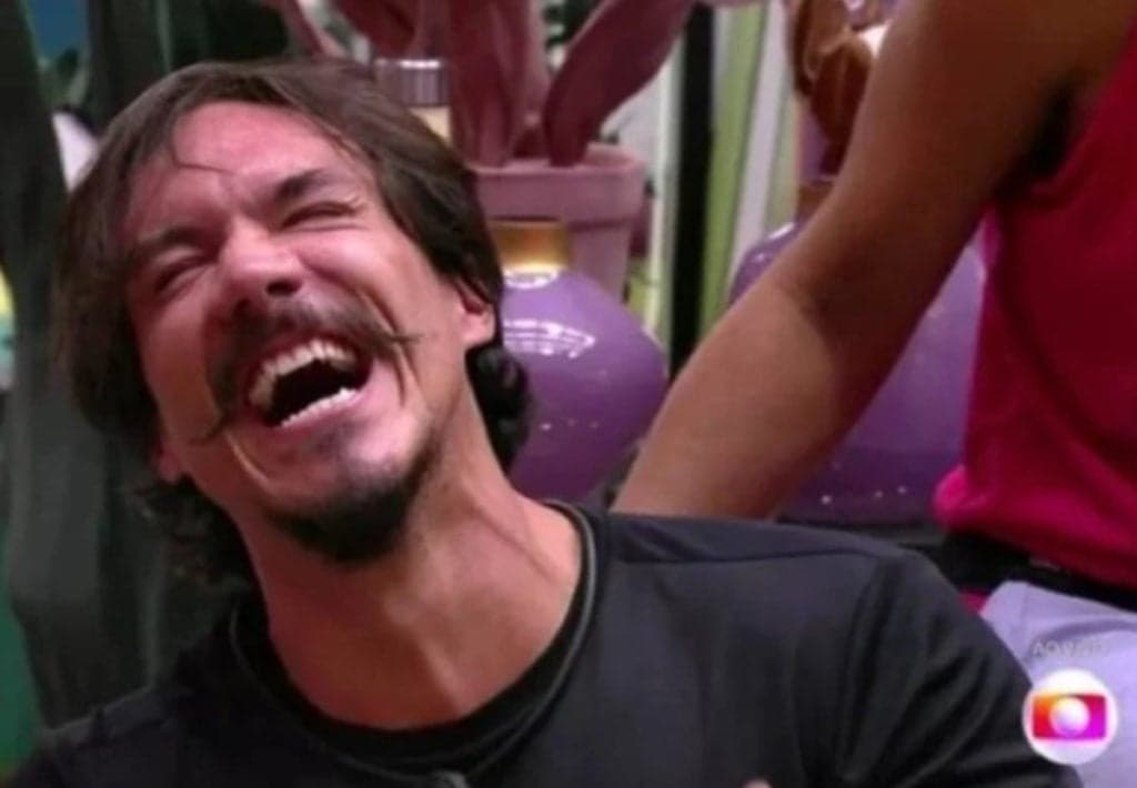 BBB22: Tiago Abravanel debocha de harmonização facial de Eliezer: “E ficou assim?”