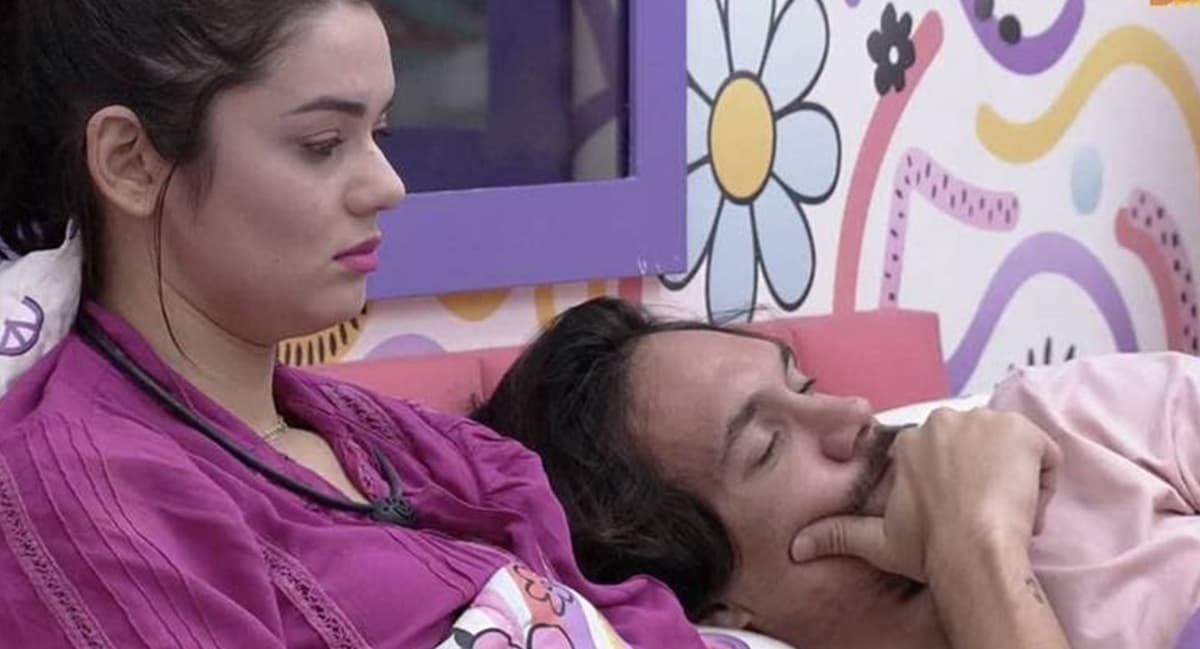 Eslovênia e Eliezer preocupados após noite de elminação no BBB22 (Reprodução/Gshow) Eslovênia e Eliezer preocupados após noite de elminação no BBB22 (Reprodução/Gshow)