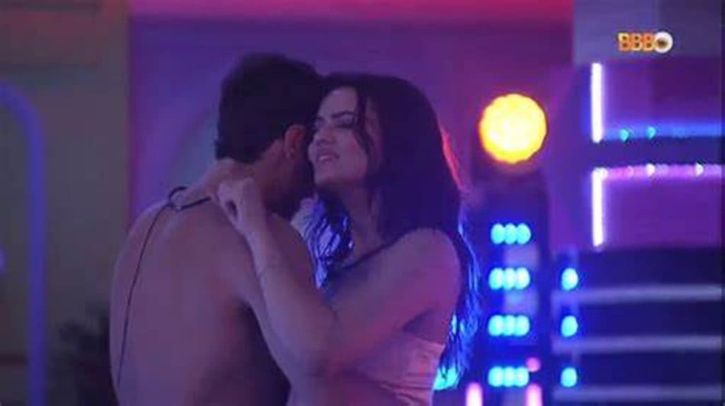 Eslovênia e Lucas curtem festa do Líder no BBB22 agarradinhos e trocando carícias: "Somos cafonas"
