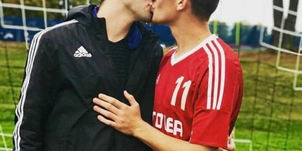Famoso do SBT assume relacionamento gay com jogador de futebol casado e com filhos: "Faz anos"