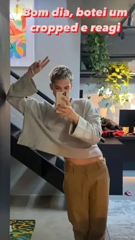 João Guilherme em foto com cropped masculino (Imagem: Reprodução) 