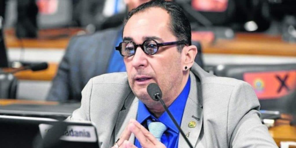 Kajuru expõe intimidade e confirma suspeitas: "Assunto sério"