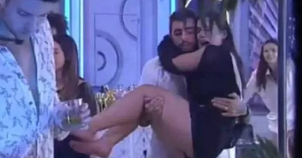 BBB22: Na festa do líder, Larissa quebra o dedinho do pé no pole dance e precisa ser socorrida às pressas