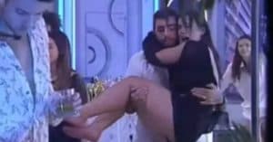 Larissa foi socorrida por Pedro Scooby que a levou para dentro da casa (Reprodução/ Globoplay) Larissa foi socorrida por Pedro Scooby que a levou para dentro da casa (Reprodução/ Globoplay)