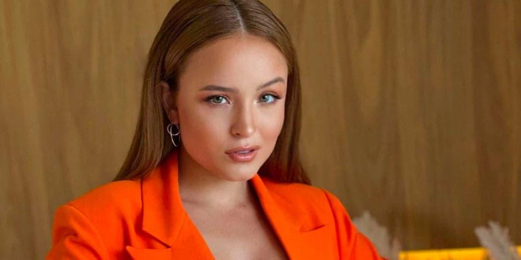 Larissa Manoela usa maiô justíssimo e deixa parte carnuda e grossa em evidência: "Que delicia"