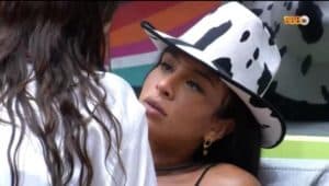 Lucas desrespeita Linn da Quebrada que fica desolada e Eslô tenta consolá-la (Foto: Reprodução / Globoplay) Lucas desrespeita Linn da Quebrada que fica desolada e Eslô tenta consolá-la (Foto: Reprodução / Globoplay)
