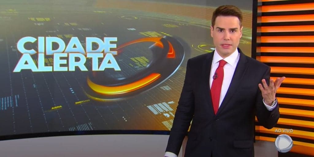 Luiz Bacci interrompe Cidade Alerta às pressas para dar notícia de famosa, após anúncio de morte abalar o Brasil