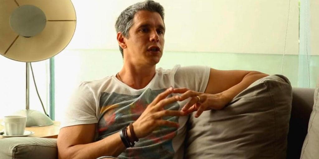 "Não seja omisso", Márcio Garcia surge com roupa de hospital na cadeira e dá notícia: "Esquecemos de nós"