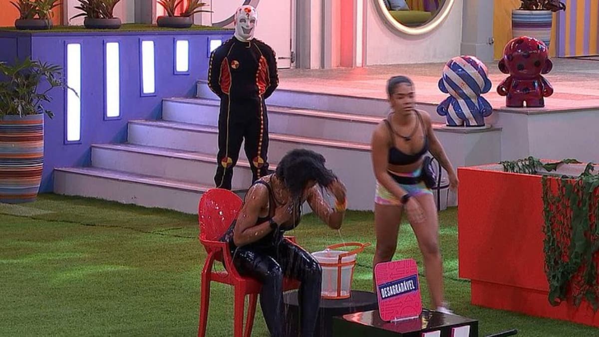 BBB22: Maria é expulsa após baldada na cabeça de Natália (Foto: Reprodução)