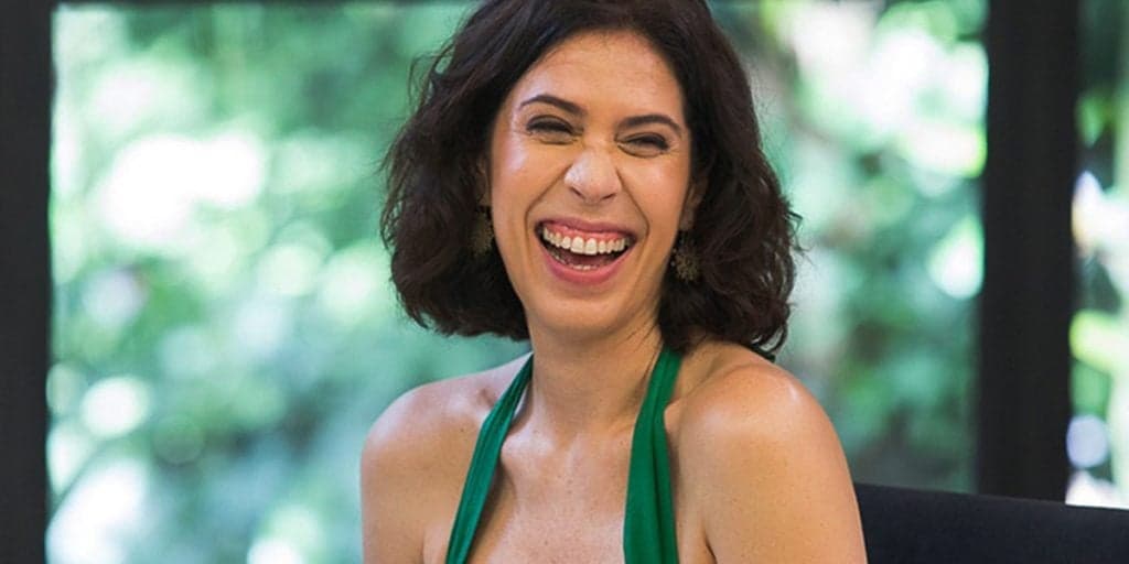 Distribuindo talento e bom humor, Maria Clara Gueiros conquista o público e ganha admiração e respeito