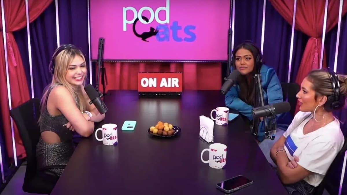 Apresentadora Virginia Fonseca e Camila Loures ficam constrangidas com MC Melody (Reprodução/ Youtube)